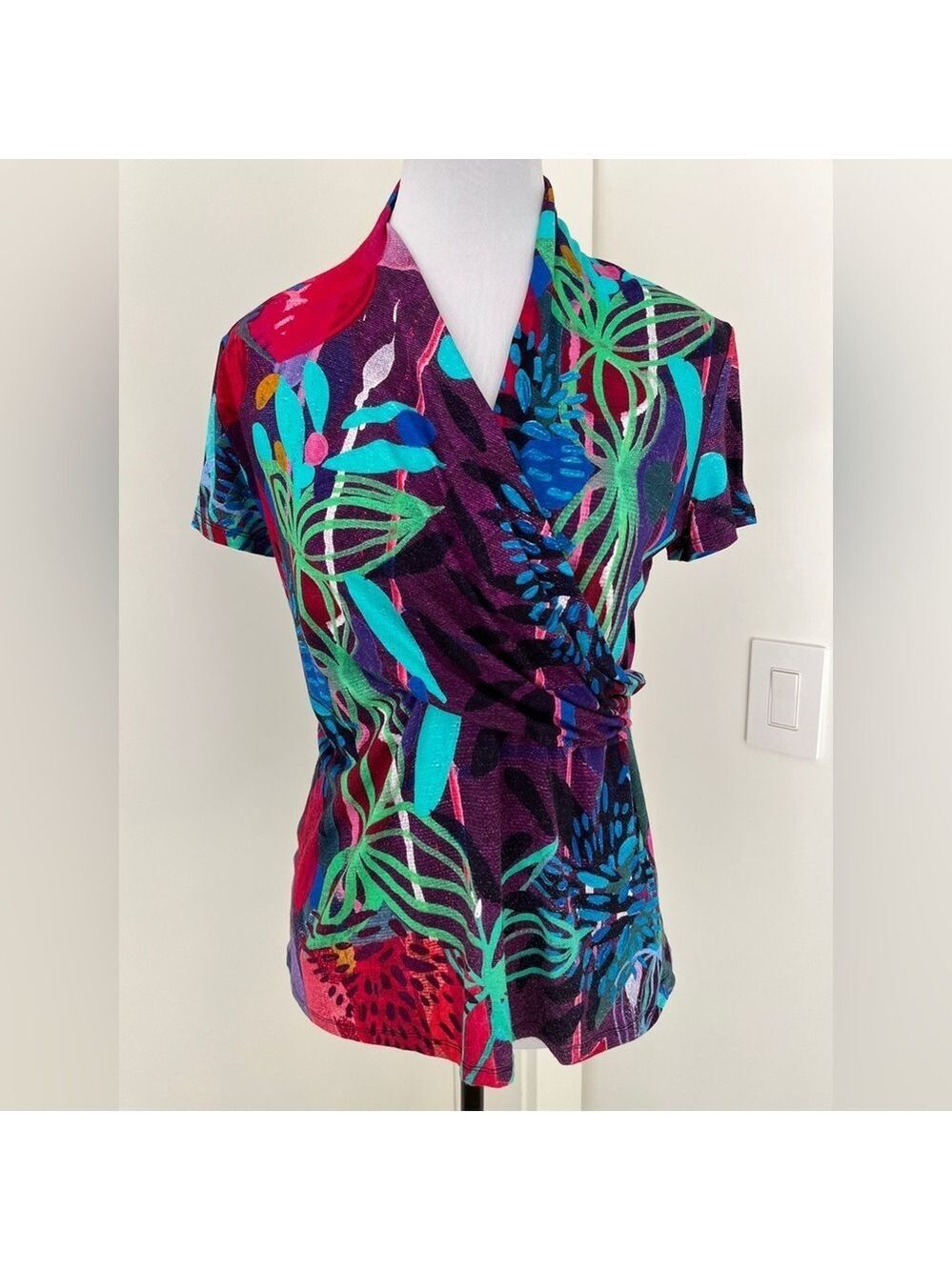 DOLCEZZA Simply Art Pullover Top Short Sleeve Faux Wrap Front Artsy Colourful